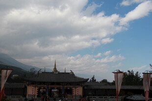 古村落屋顶与蓝天白云