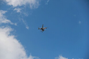 蓝天中翱翔的飞机