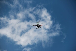 蓝天中飞行的无人机