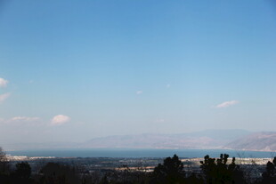 蓝天远景下的城市与山脉