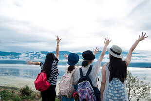 青春旅伴海边欢乐背影