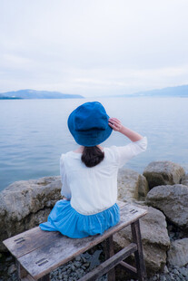 女孩海边长椅上的静谧时光