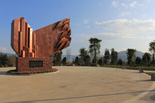 巨型红色雕塑屹立广场