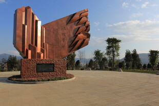 大型金属雕塑矗立广场