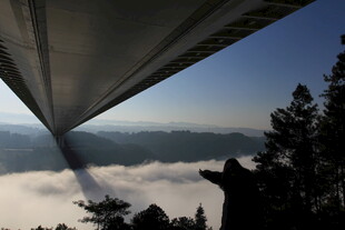 桥梁下的云海与山林