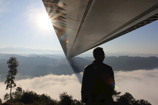 山顶剪影 人望云海日出景