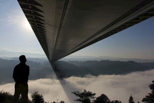 山顶人影赏壮阔云海景观