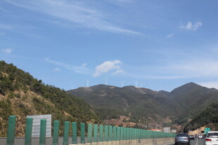 公路沿线的青山与蓝天