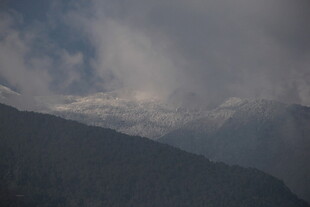 山间云雾缭绕的壮丽景象