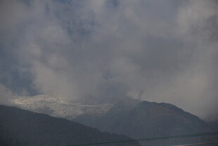 云雾缭绕的山峦景色