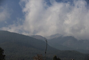 云雾缭绕的壮美山峦