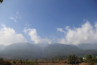 蓝天白云下的远山景色