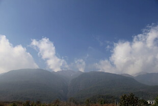 蓝天白云下的远山美景