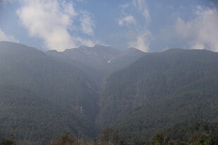 青山云雾间的壮美景色