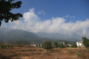 山间田野的清新景致