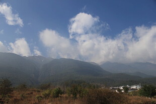 山间美景 蓝天白云映山峦