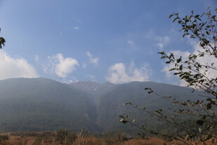 山间景致 蓝天白云绿树