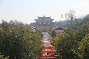 古建前的红色队伍景观