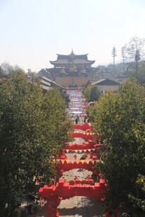 古建前的红色灯笼长廊