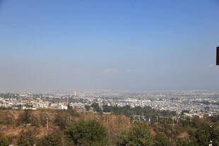 俯瞰城市与周边植被景观