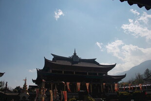 古庙宇在蓝天白云下