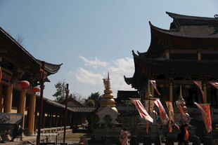 古建庙宇前飘扬的多彩旗帜