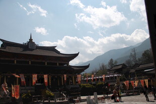 古雅寺庙前的热闹场景