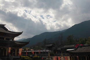 古建与远山相映成景