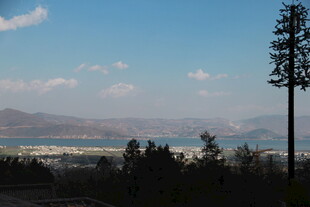 山间远眺城市风光