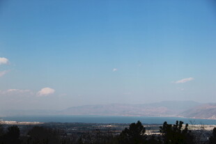 蓝天远景下的开阔景致