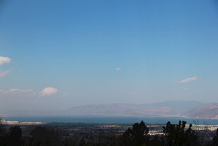蓝天远景下的城市与山峦