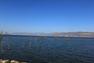 宁静湖面与远处山峦