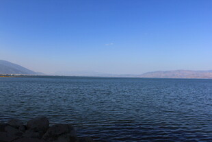 宁静湖面与远处山峦