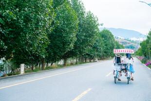 乡村道路上的载人三轮车