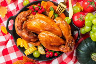 丰盛烤鸡搭配多彩蔬果