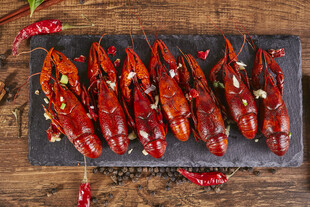 美味小龙虾摆放在木桌上