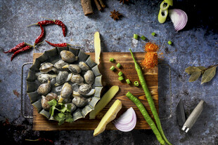 新鲜蛤蜊与多样香料食材