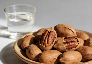 木盘里的美味碧根果