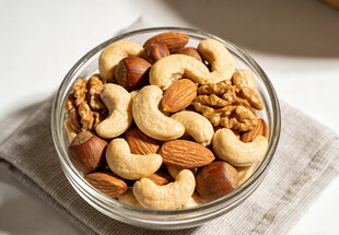 玻璃碗中的混合坚果