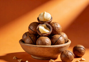 木碗中堆叠的榛子