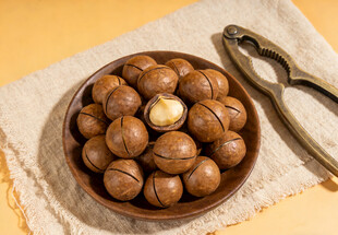 木碗中的夏威夷果与开果器