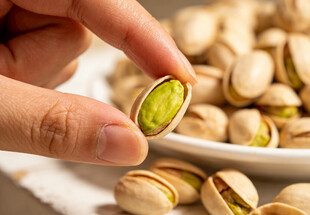 手剥开心果
