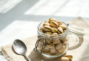 玻璃罐中的开心果