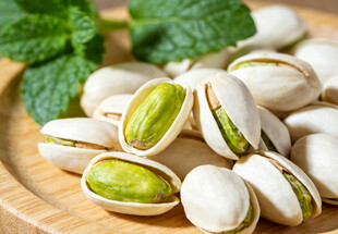 开心果摆放在木盘上