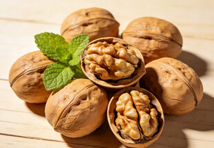 核桃摆放在木桌上