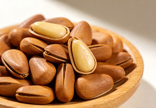 木碗中的开口松子