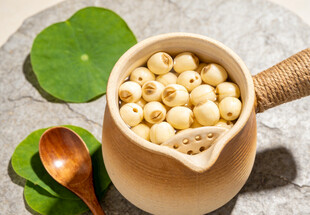 陶瓷罐中的莲子