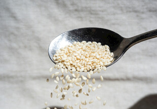 勺子上的白藜麦洒落瞬间