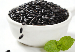 一碗饱满的黑香米