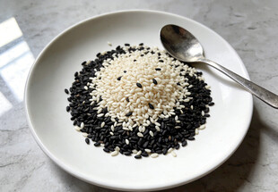 黑白芝麻盛于白盘